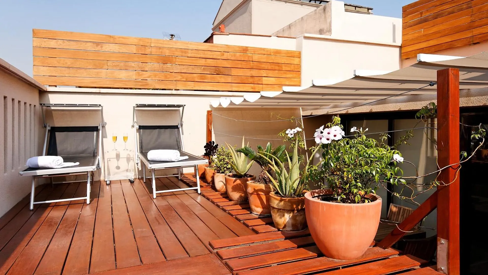 Inside Barcelona Apartments Mercat