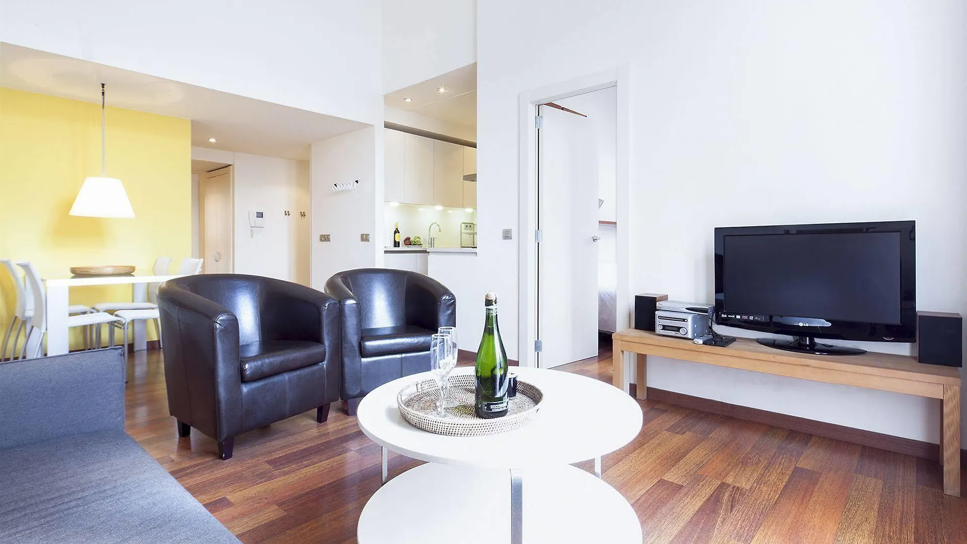 Inside Barcelona Apartments Mercat