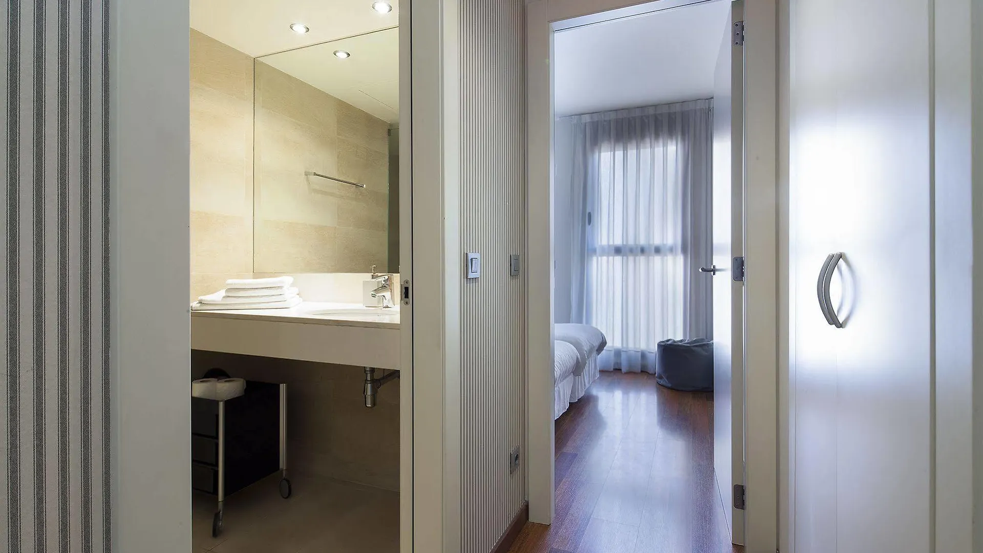 Inside Barcelona Apartments Mercat